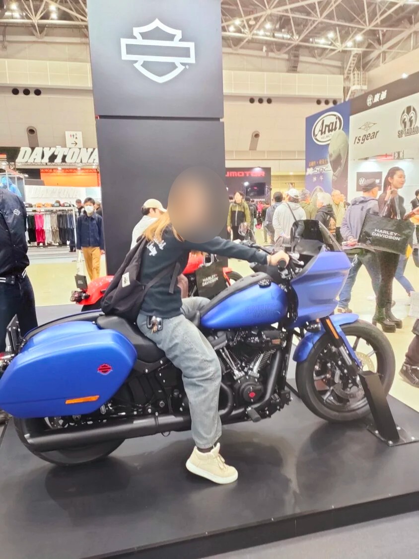 東京モーターサイクルショーで展示車のハーレーにまたがるはーちゃん（2026年）